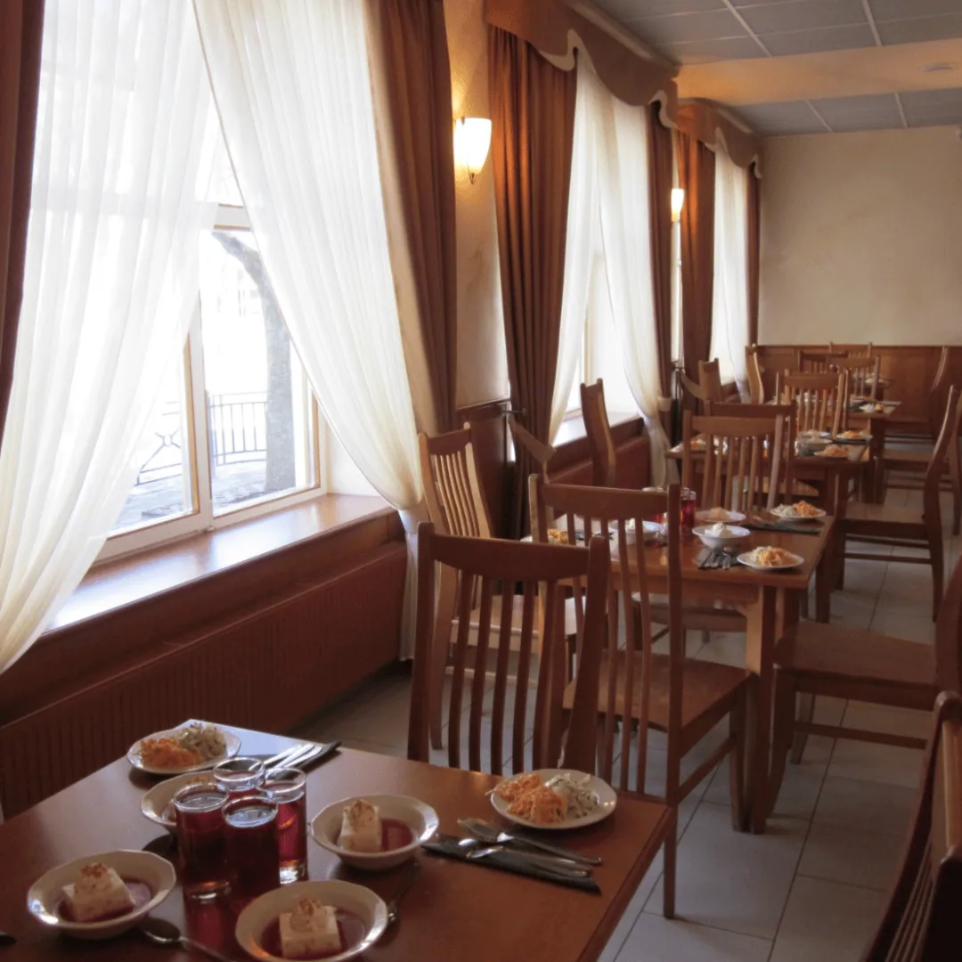 Klāts galds bistro zālē pie loga