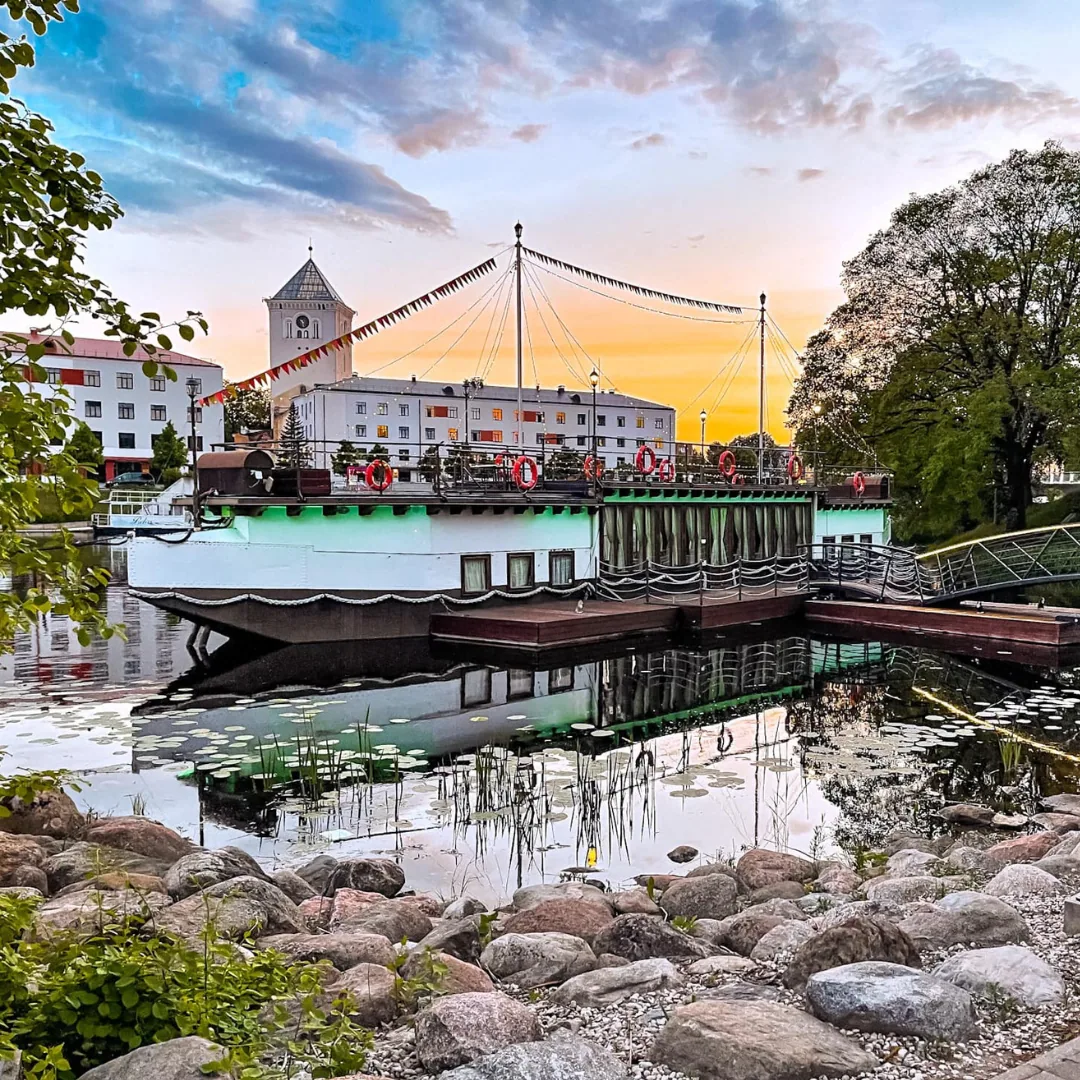 Pontons uz Driksas saulrietā