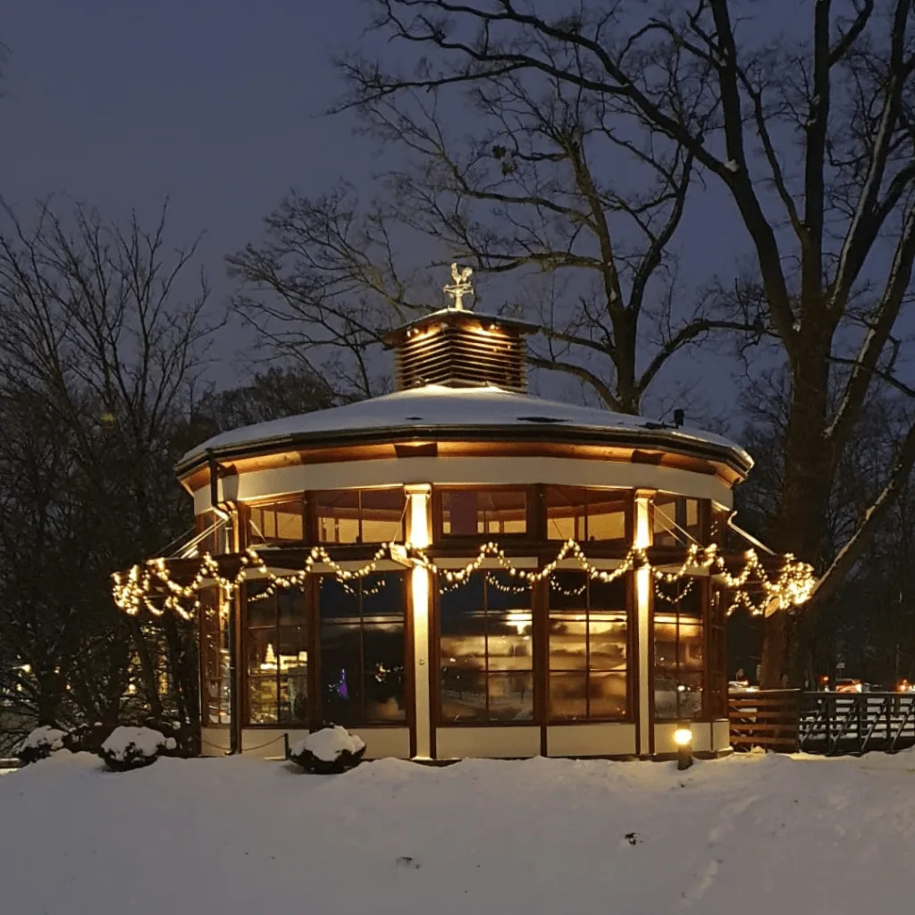 Tējas namiņš Pasta salā ziemas vakarā